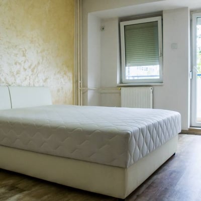 Location d’un appartement meublé et spacieux de 3 pièces, 86 m², près du centre-ville, Nouveau Belgrade, Serbie